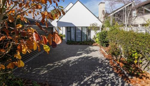 Stylish Fendalton Townhouse - Prime Location