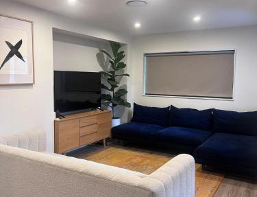 Spacious and Modern - 12 minute drive from CBD!