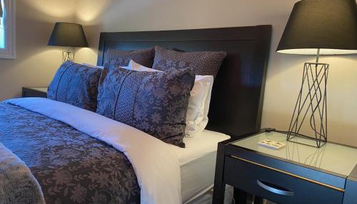 Sweet Magnolia 1 or 2 BR Suite St Kilda Cambridge with Complimentary Continental Breakfast