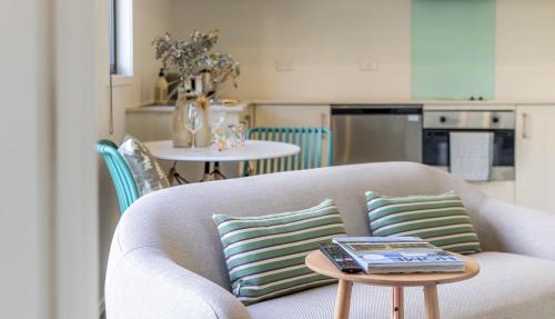Modern Viaduct Apartment w pool gym Skytower views