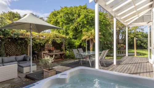 Beautiful villa in Napier with spa