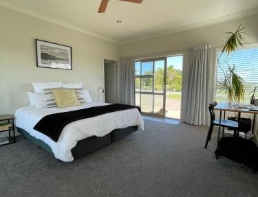 Views to unwind - self contained unit w/king bed