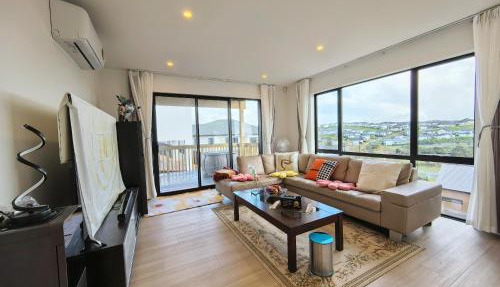 Orewa family holiday house with 3 bed-rooms view on deck near cafe, bush & river