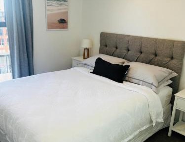 New 2bed2bath townhouse with parking by Hagley Park