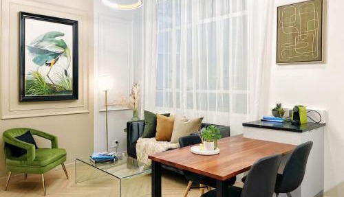 Stylish Chic Stunning 1BR Gem in The Heart of Queen St