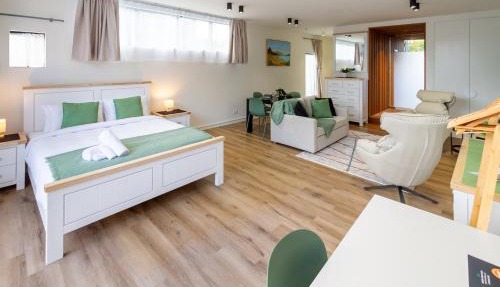 Luxury King studio with spa and private carpark
