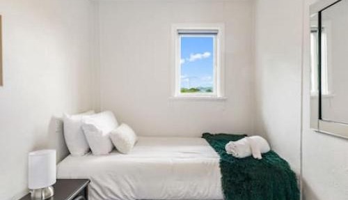 Top-Floor Three-Bedroom Close to WestCity