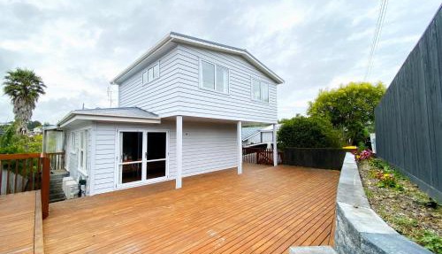 Browns Bay Spacious Retreat- near Beach & Shopping