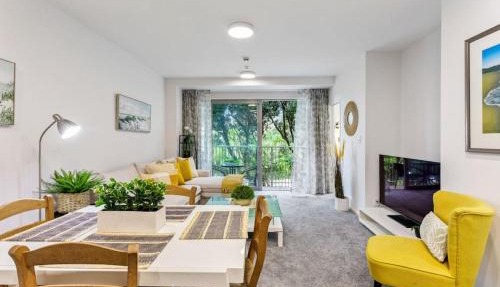 Hideaway Apartment with pool and free parking