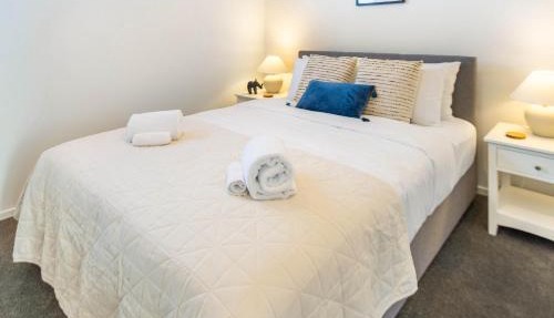 Family Home with Garage & EV - Walk to Hagley Park