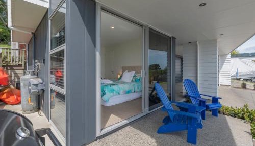 Maraetai Couples Retreat - Omana Beach Apartment