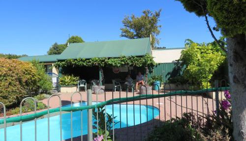 Commodore Court Motel