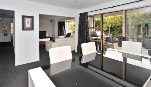 Relaxed 3BR Hideaway - Outdoor Living & Pets - Christchurch Holiday Homes