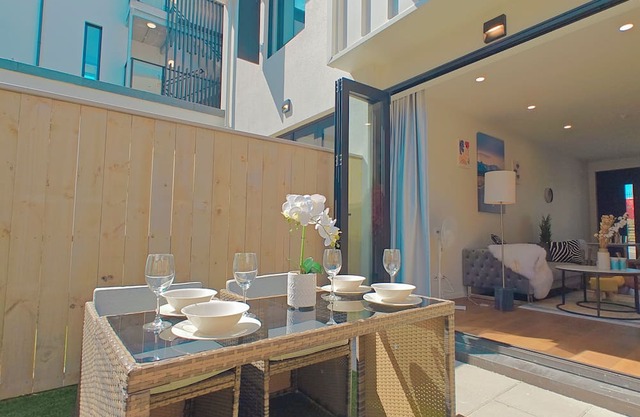 Townhouse with garden and free parking