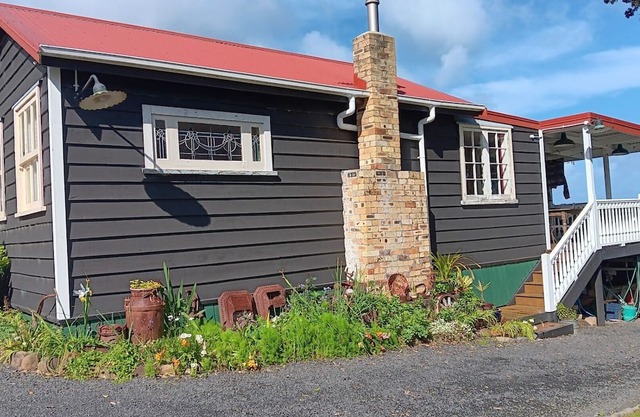 Cosy retreat at Port Waikato with amazing sunsets and river views