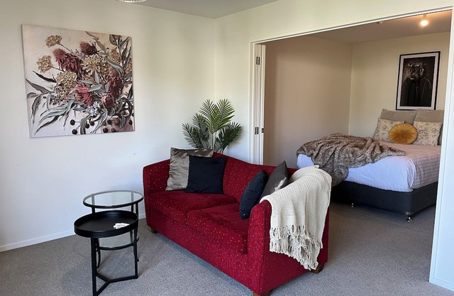 City apartment with nature views, Just steps to trains, Resort style facilities