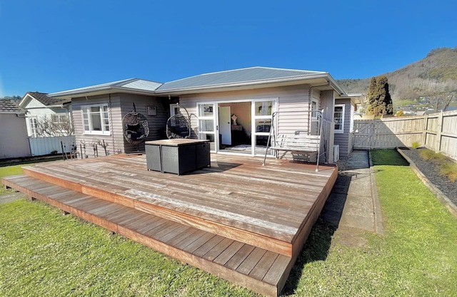 3-bedroom house with sunny deck & gardens close to beach, city centre & hospital