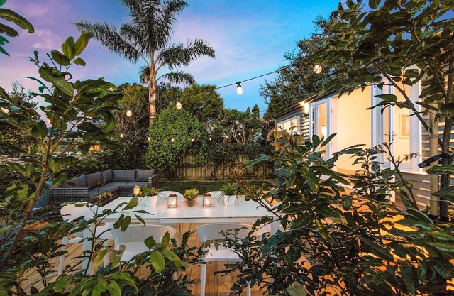 Sunny, Stylish, Sweet! Family-ready w/BBQ Deck. Close to Venues, Beaches, City.