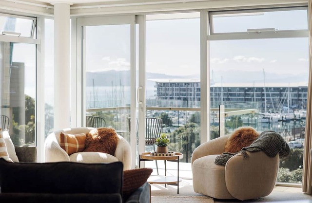 Sailor's View - 3 bedroom/2 bathroom waterfront apartment with car park