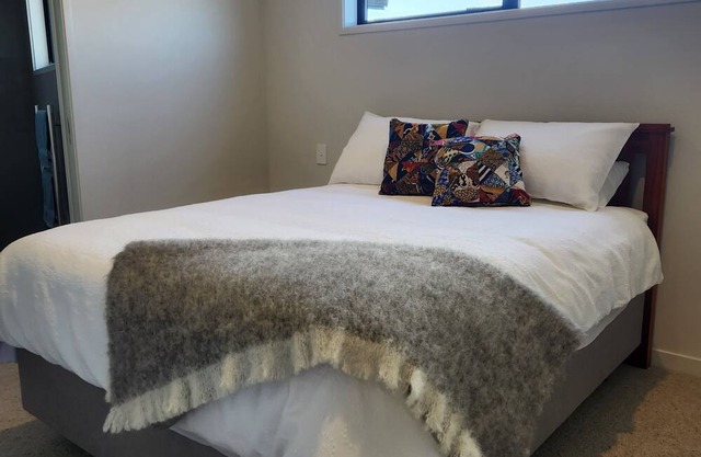 Cozy Quite Couples Getaway, nTwo minutes to Beach & Cafés,